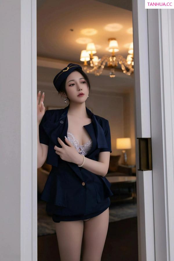 鱼子酱fish  [XiuRen]高清写真图 2025.04.11 No.10142 鱼子酱Fish 空姐制服第41张图片